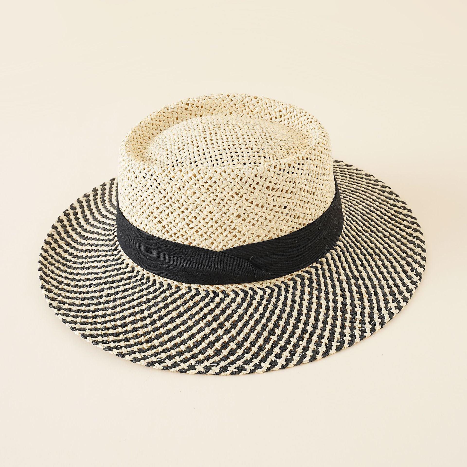 Cappello di paglia da donna a tesa larga con nastro a contrasto