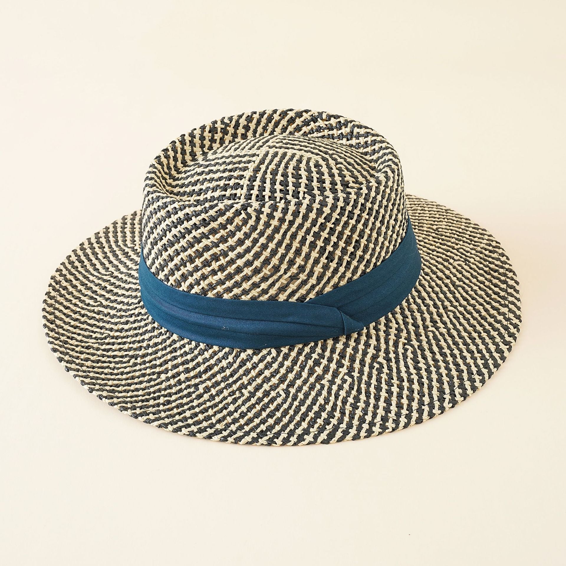 Cappello di paglia da donna a tesa larga con nastro a contrasto