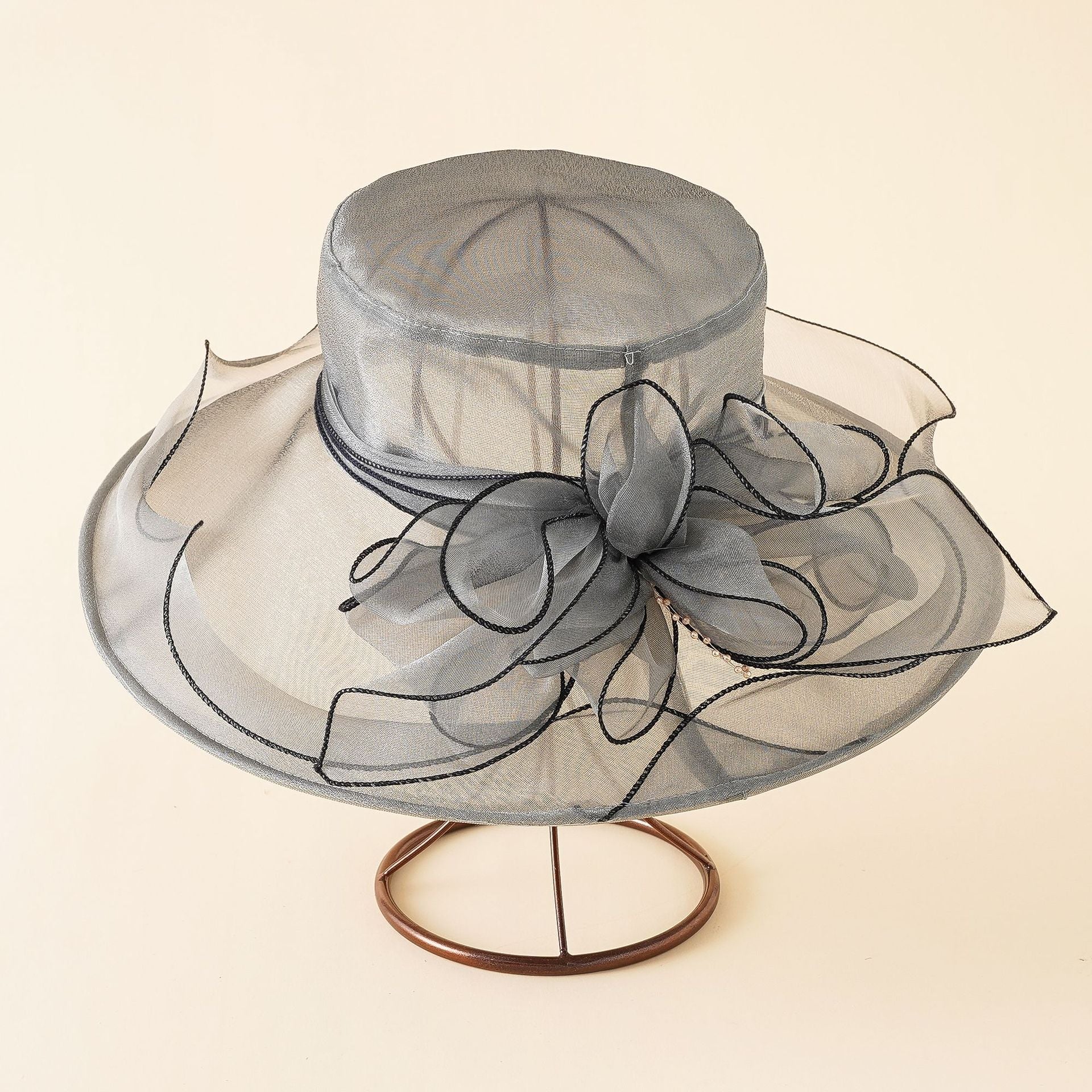 Cappello parasole da donna con raffinata struttura in rete e dettagli a fiocco