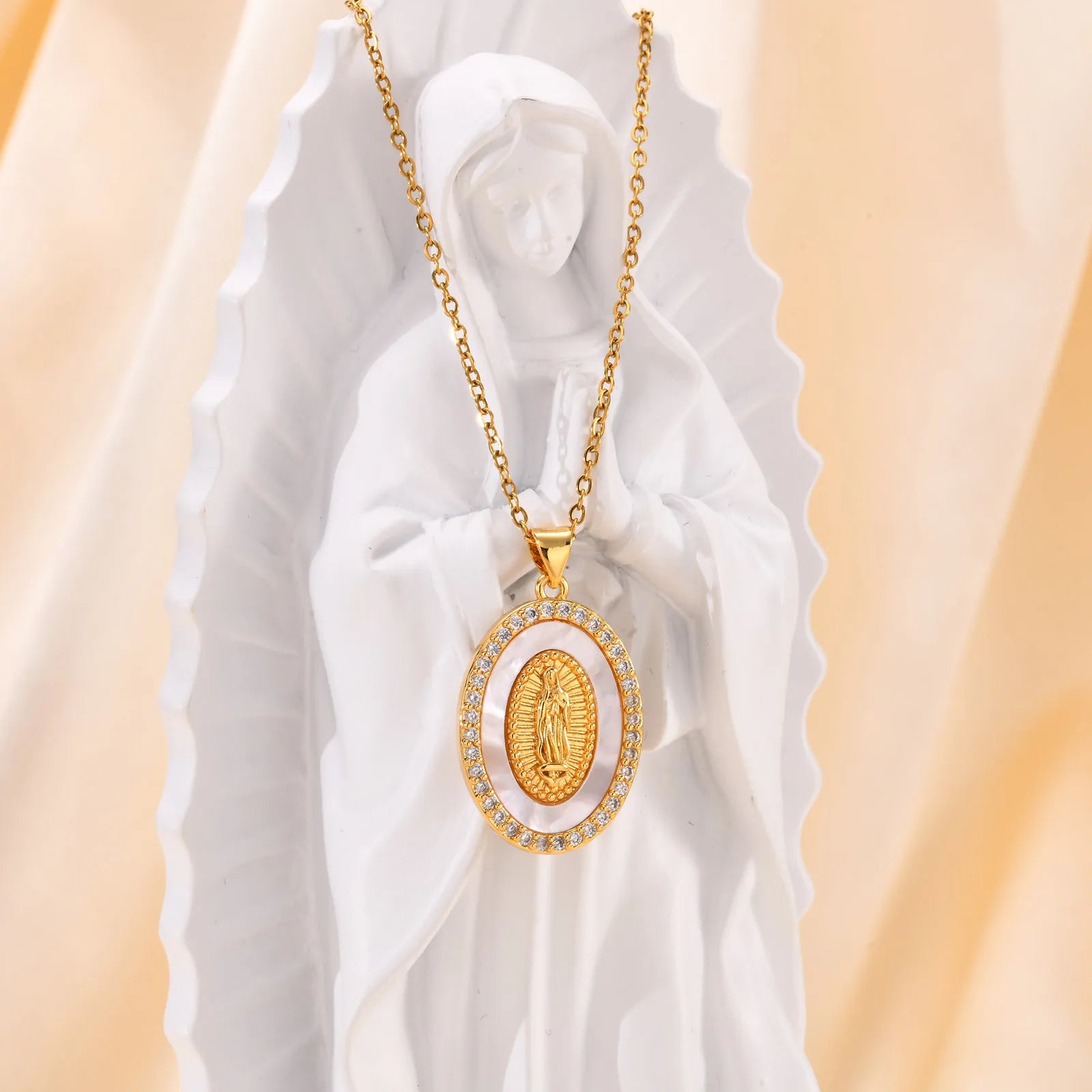 Collana con Pendente Ovale della Vergine in Oro