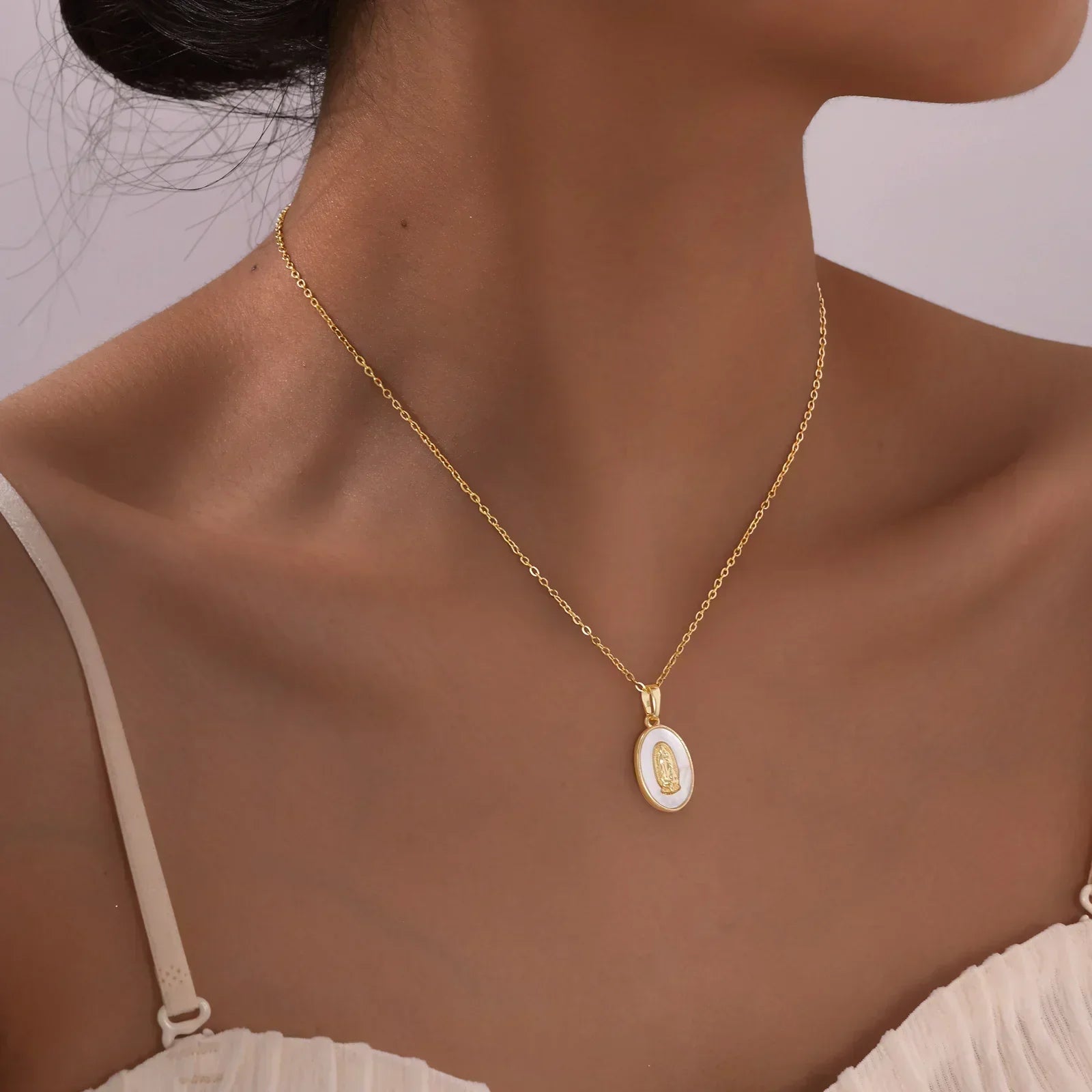 Collana con Pendente Ovale della Vergine in Oro